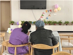 當(dāng)你老到忘了世界，我該拿什么來愛你